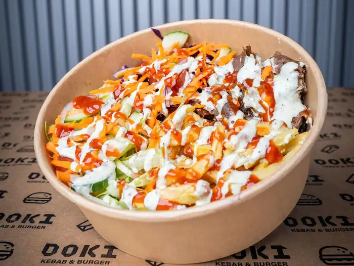 Kebab box w papierowej misce z sosami