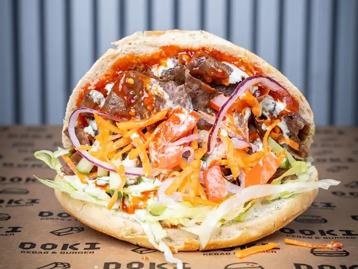 Kebab w bułce z mięsem i warzywami