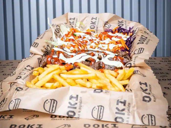 Kebab na talerzu z frytkami i warzywami