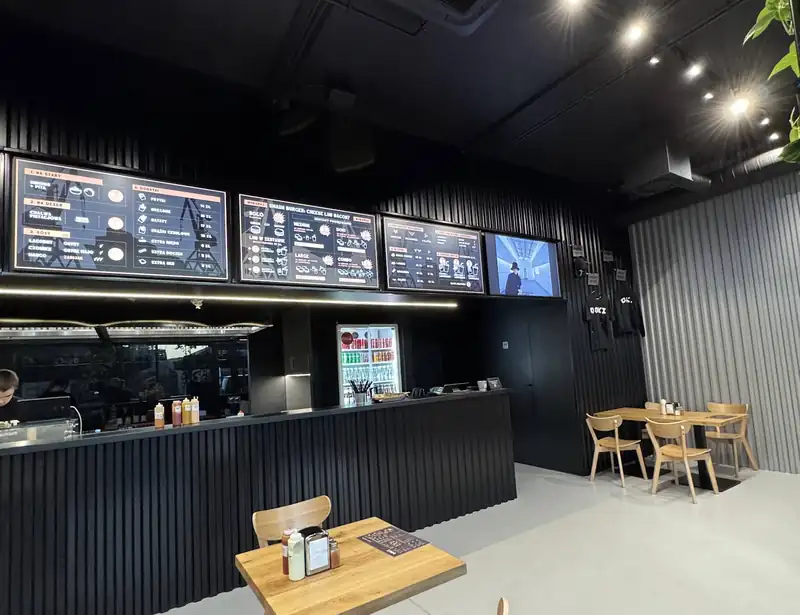 Lada z tablicami menu w ciemnym wnętrzu