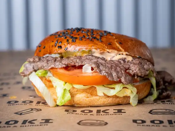 Smash burger z wołowiną, serem i sosem