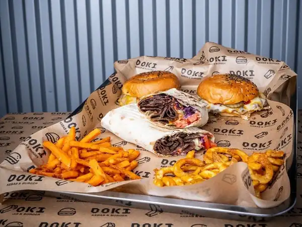 Taca z burgerami, lawaszem i frytkami