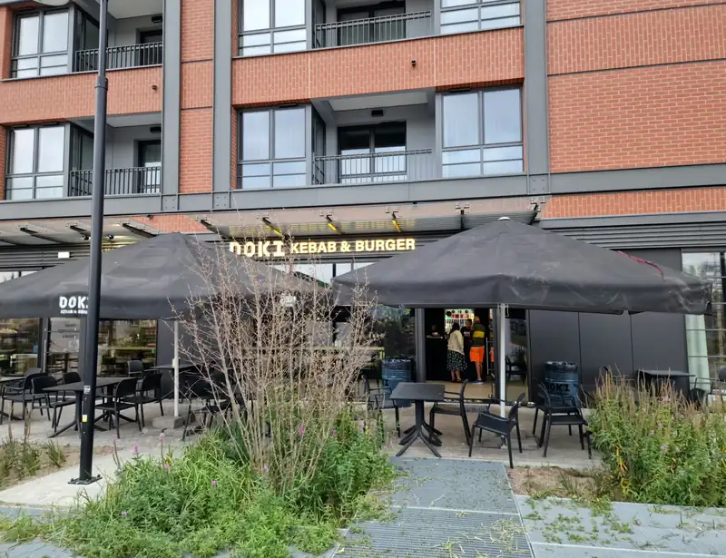 Ogródek z parasolami i stolikami przed lokalem